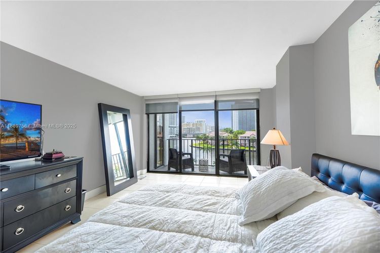 200 Leslie Condo #526 image #16