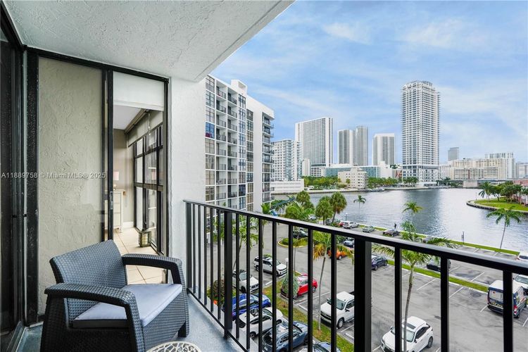 200 Leslie Condo #526 image #6