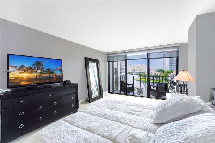 200 Leslie Condo #526 image #7