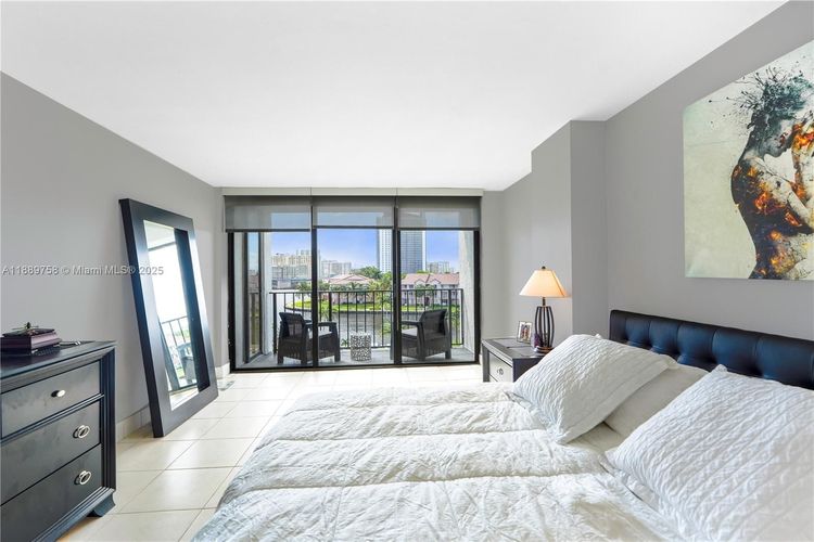 200 Leslie Condo #526 image #9