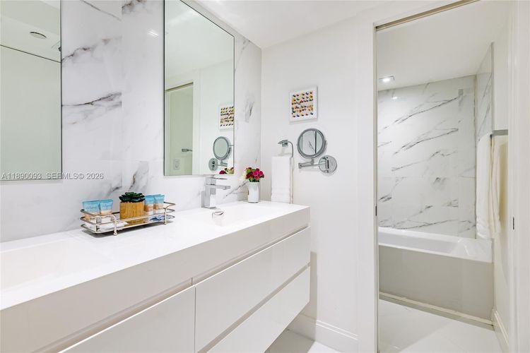 The Collins #720 image #15