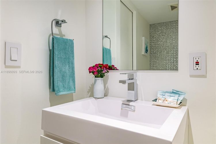 The Collins #720 image #25