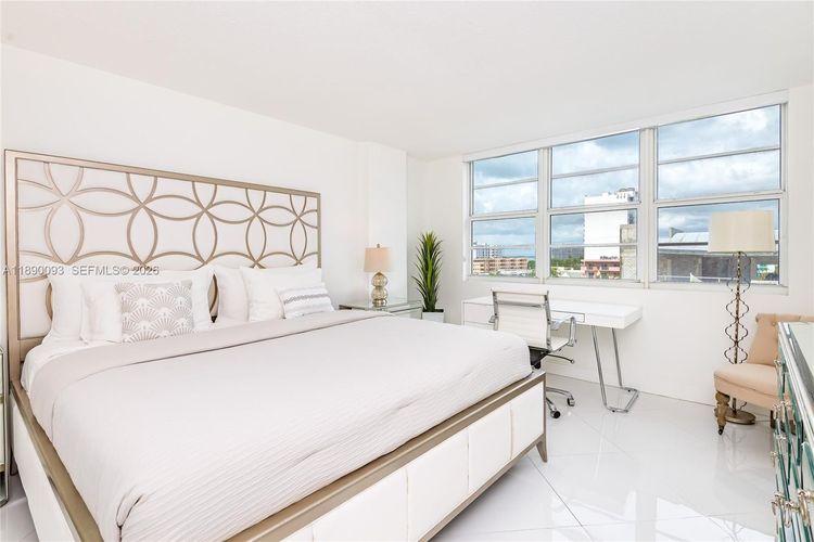 The Collins #720 image #9