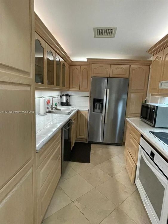 Carriage Club North #411 image #12