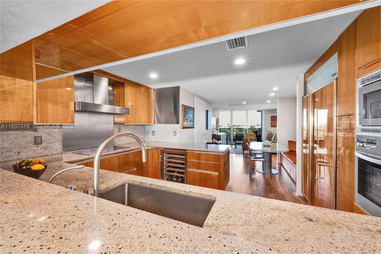 Grovenor House #903 image #10