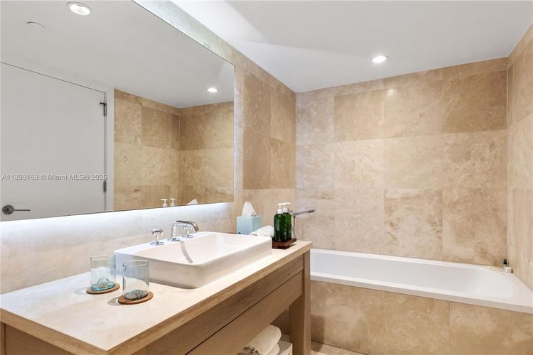 1 Hotel & Homes #1112 image #24