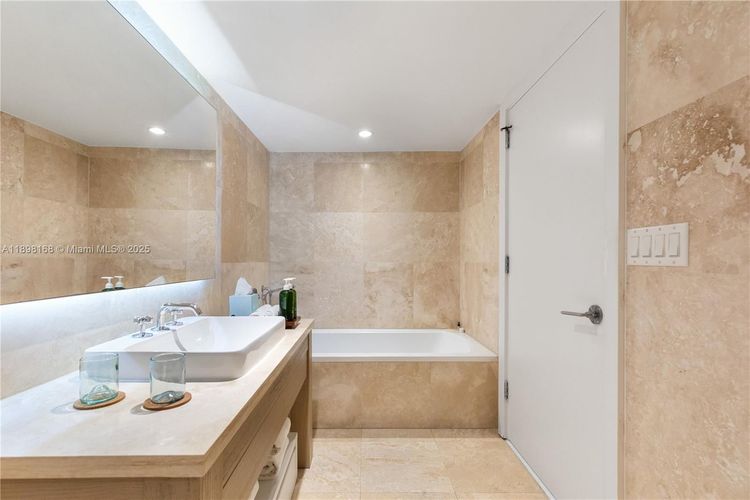 1 Hotel & Homes #1112 image #25