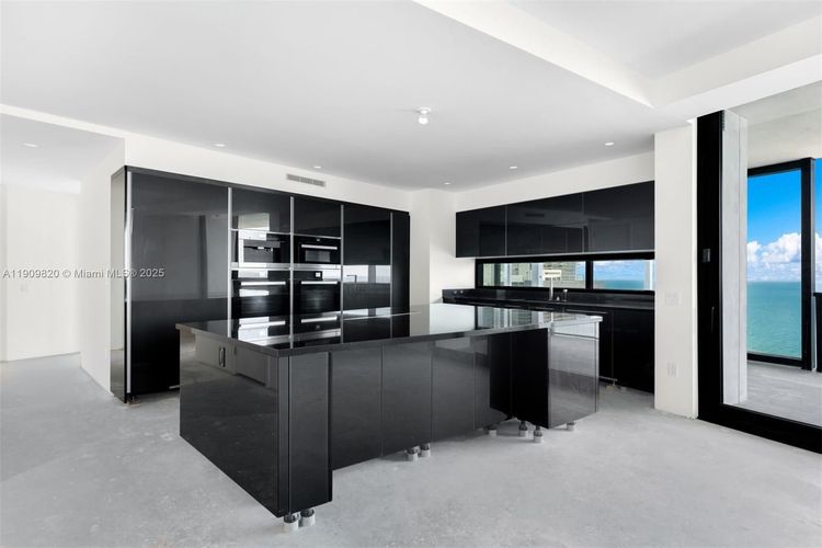 Porsche Design Tower #3205 image #17