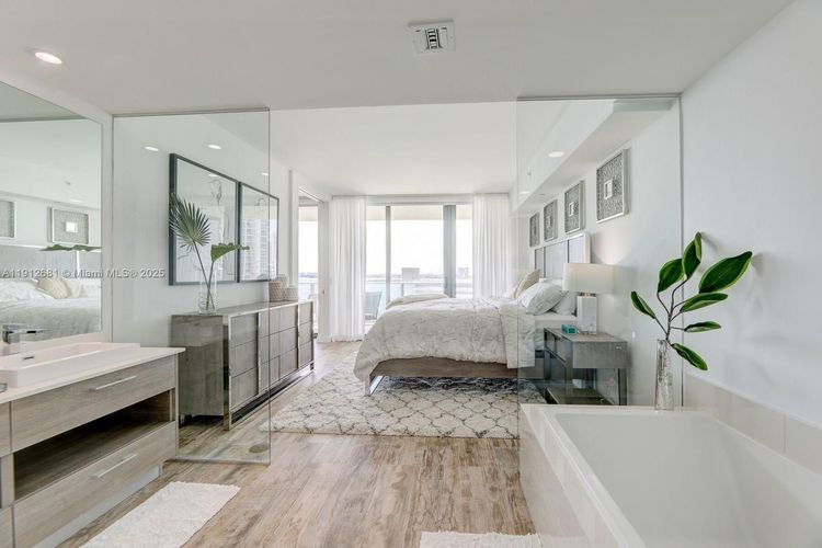 Paraiso Bay #1002 image #29