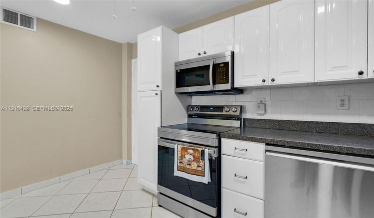 Hyde Park Towers #207 image #15