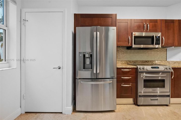 Turnberry Village #212 image #10