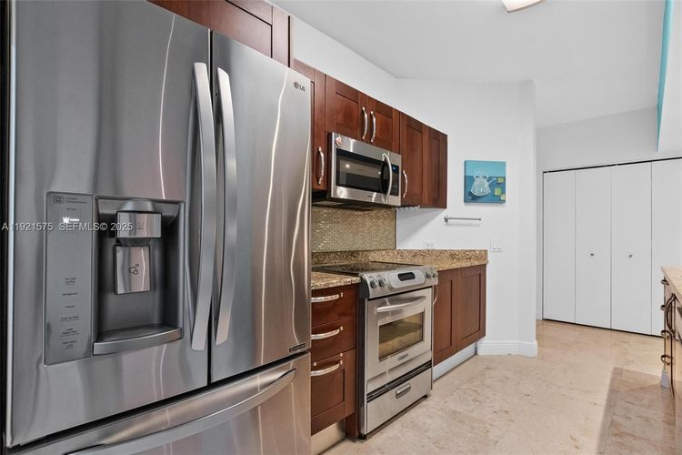 Turnberry Village #212 image #8