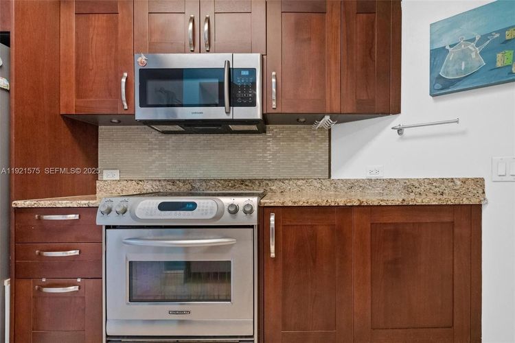 Turnberry Village #212 image #9