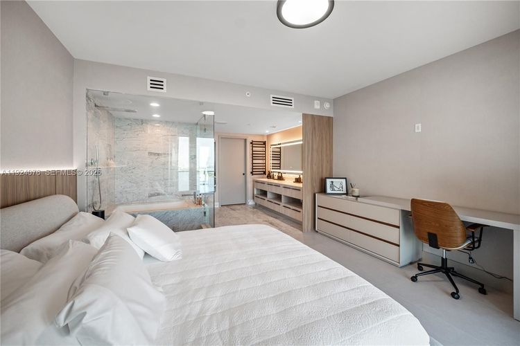 One Paraiso #2805 image #13