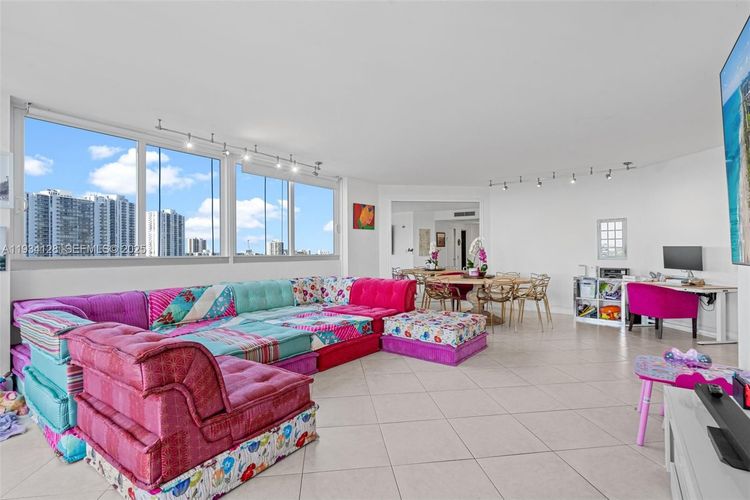 One Island Place #603B image #15