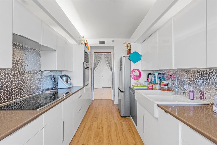 One Island Place #603B image #22