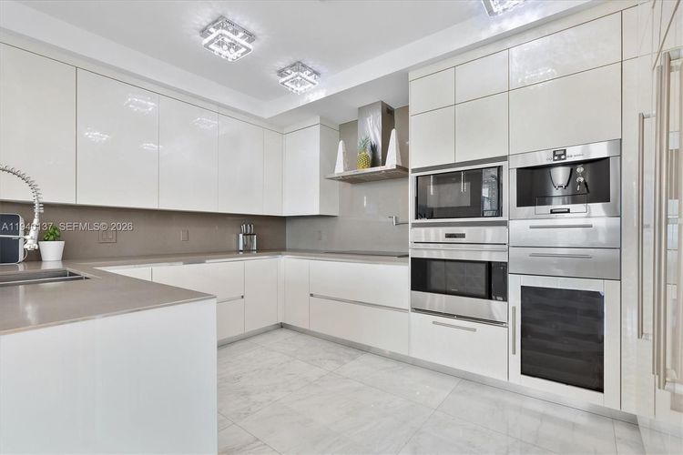 Chateau Beach Residences #2502 image #9