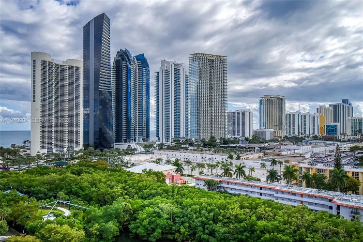 Winston Towers #1520 image #32