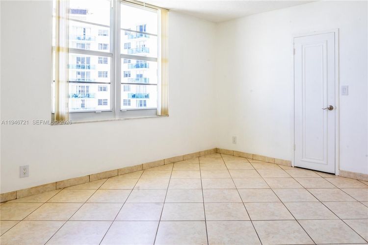 Sea Air Towers #1116 image #7