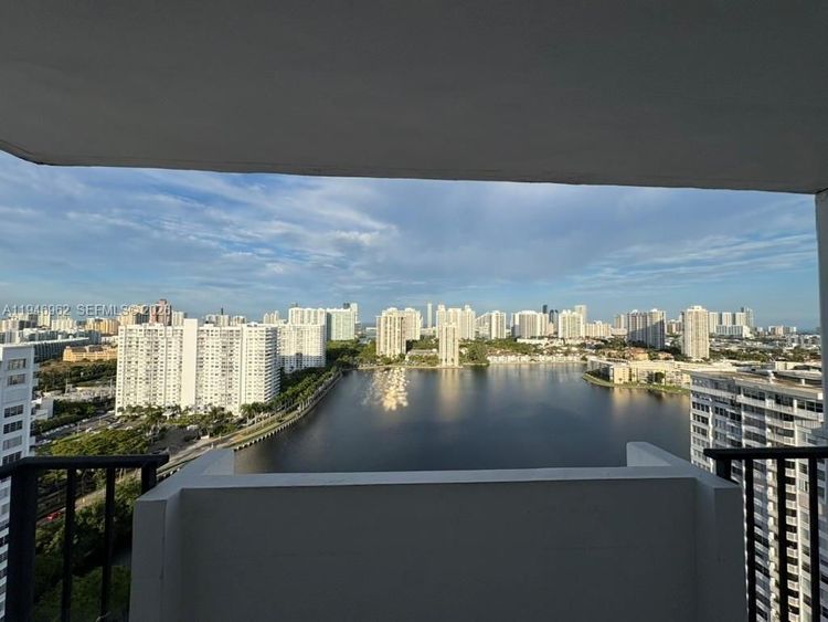 Commodore Plaza - Tower #2510 image #11
