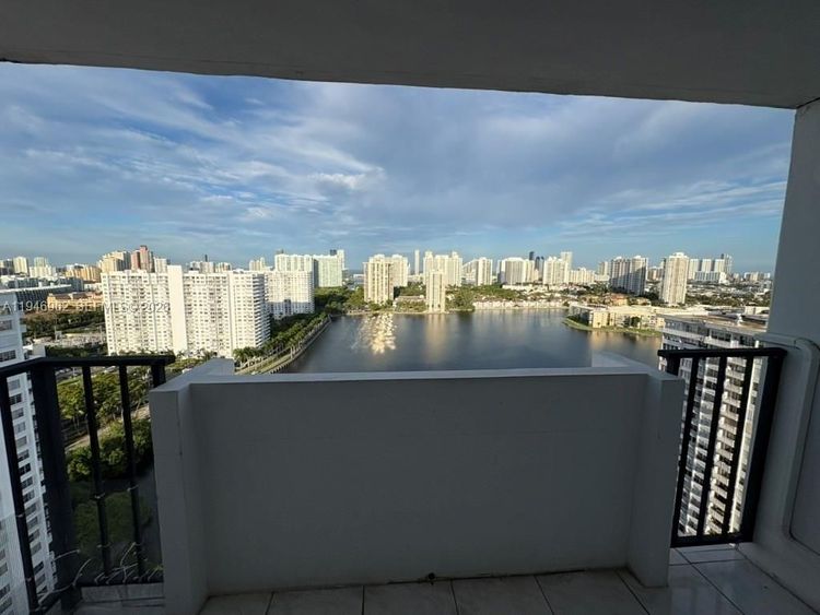 Commodore Plaza - Tower #2510 image #13