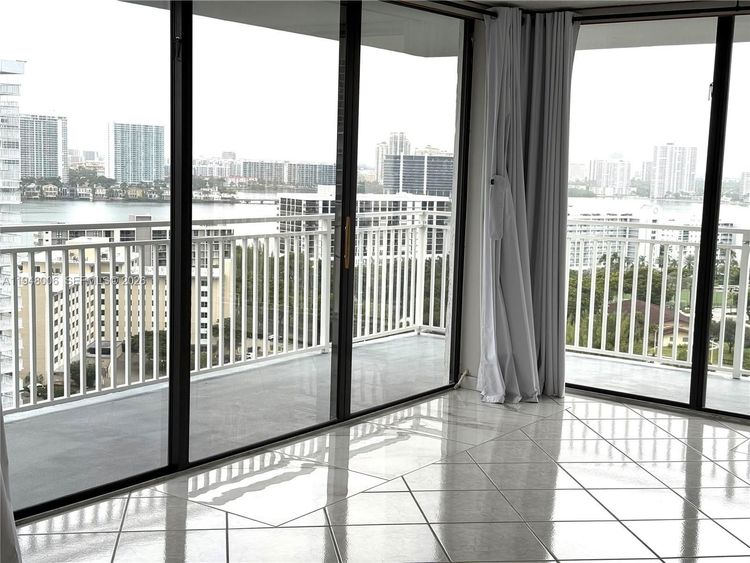 Winston Towers #2110 image #31