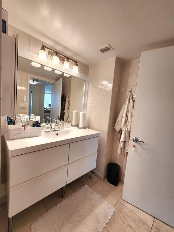 Winston Towers #1217 image #32