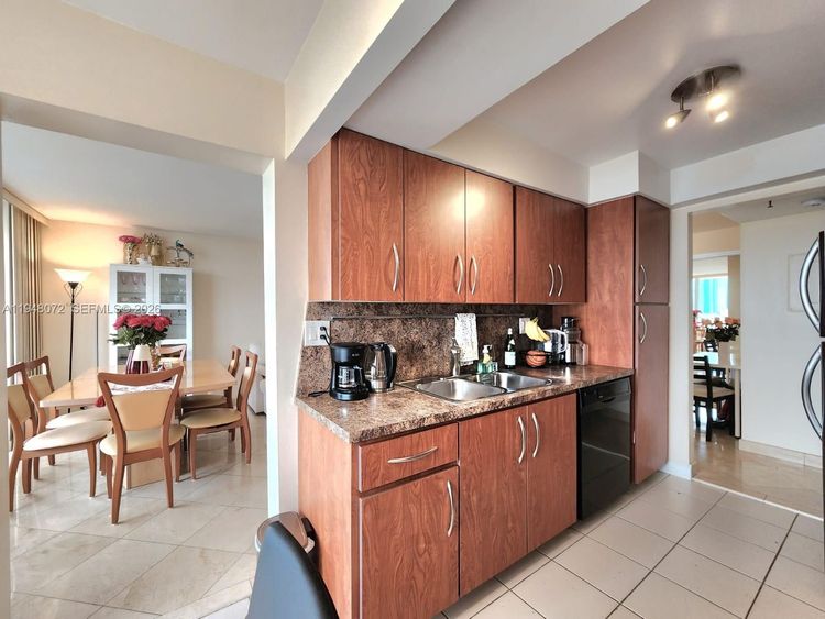 Winston Towers #1217 image #6