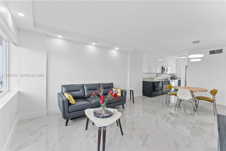 Le Cercle by the Beach #403 image #10