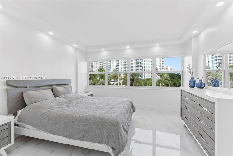 Le Cercle by the Beach #403 image #14