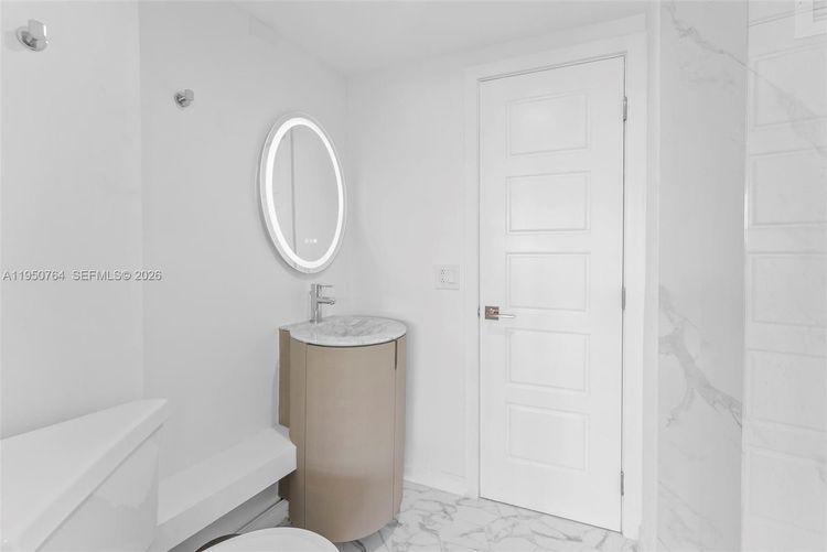 Le Cercle by the Beach #403 image #16