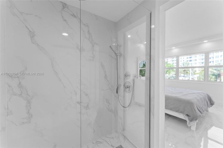 Le Cercle by the Beach #403 image #17