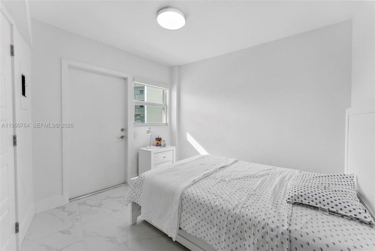 Le Cercle by the Beach #403 image #18