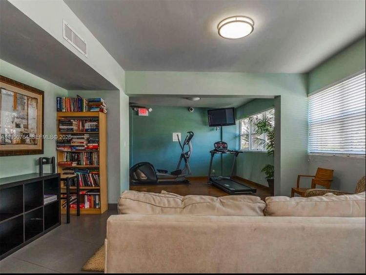 Le Cercle by the Beach #403 image #23