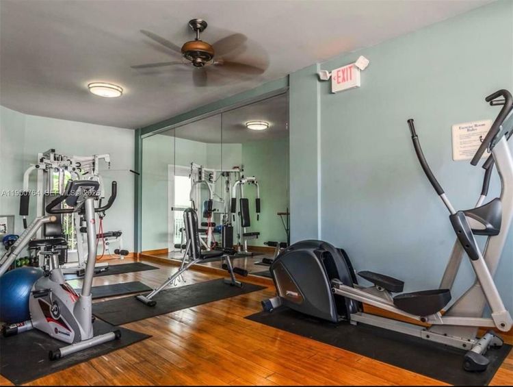 Le Cercle by the Beach #403 image #24