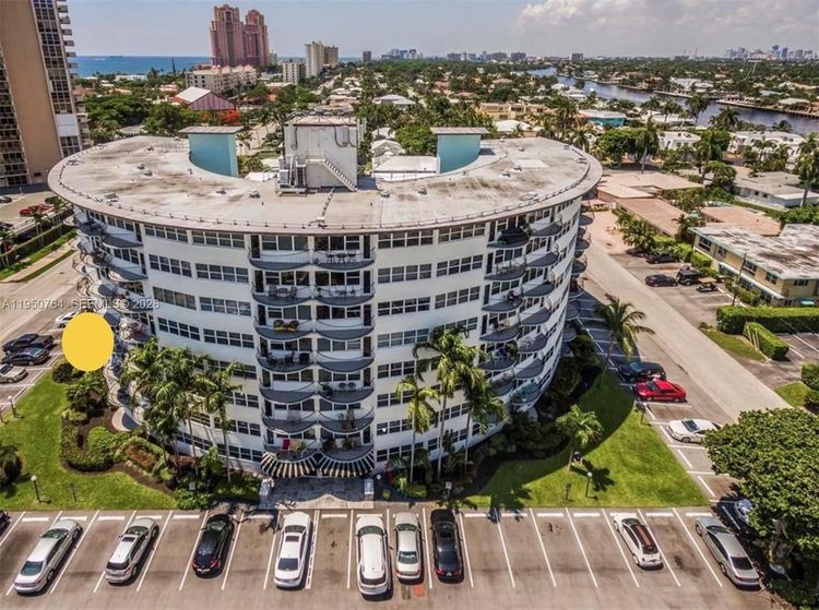 Le Cercle by the Beach #403 image #25