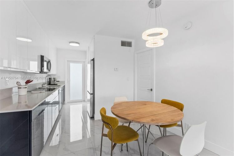 Le Cercle by the Beach #403 image #7