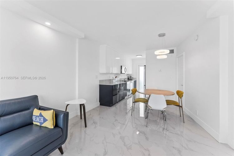 Le Cercle by the Beach #403 image #9