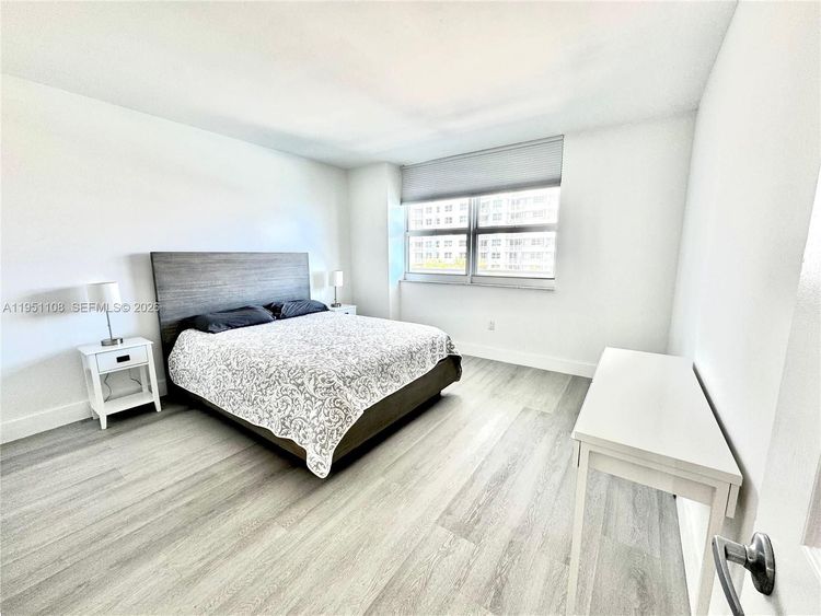 The Mark #906 image #7