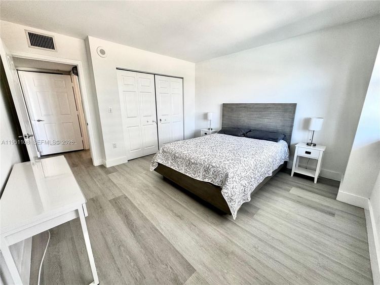 The Mark #906 image #8