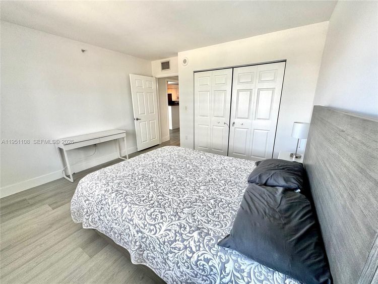 The Mark #906 image #9