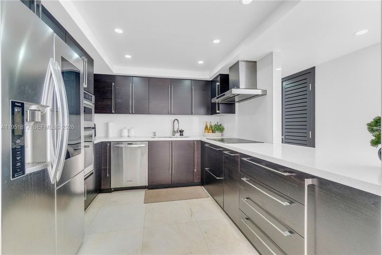 Commodore Plaza - Century #1414 image #12