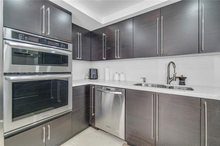 Commodore Plaza - Century #1414 image #13