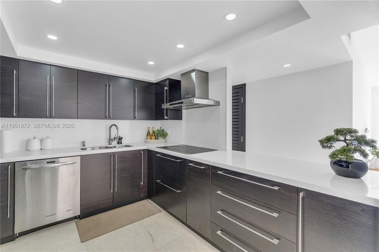 Commodore Plaza - Century #1414 image #15