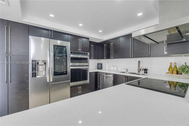 Commodore Plaza - Century #1414 image #17