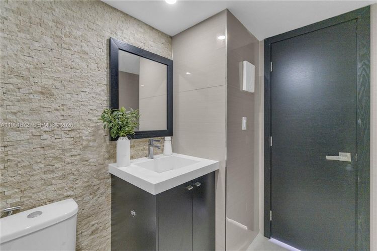 Commodore Plaza - Century #1414 image #26