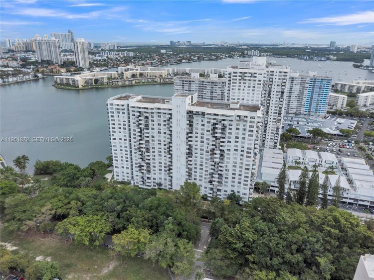 Commodore Plaza - Century #1414 image #47