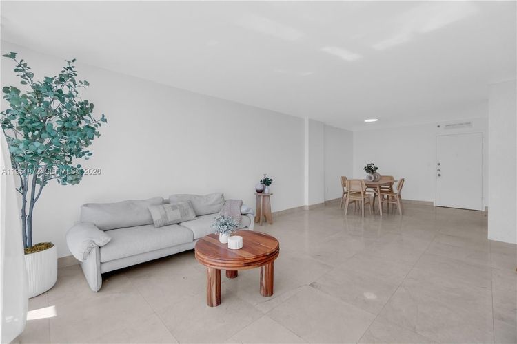 Commodore Plaza - Century #1414 image #6