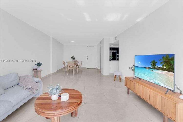 Commodore Plaza - Century #1414 image #8