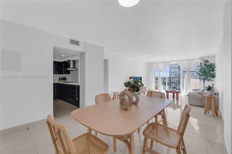 Commodore Plaza - Century #1414 image #9